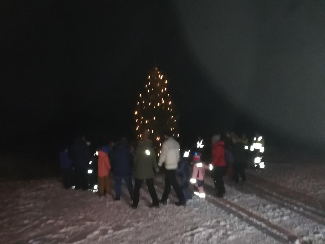 Gang rundt julegrana til toner fra Kjose blandet korps.