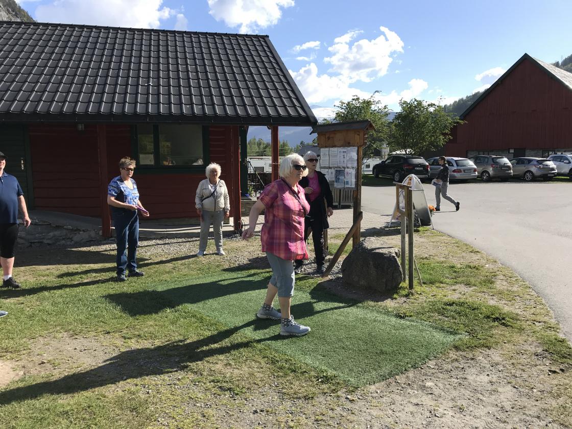 Anne med skikkeleg langt kast.