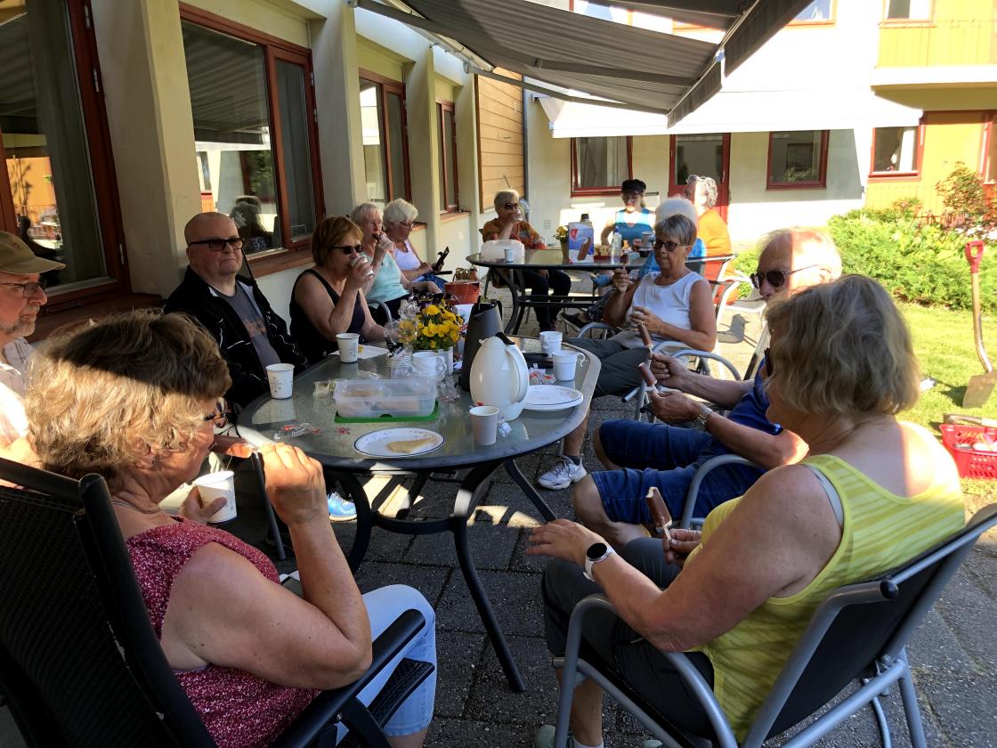 God stemning i pausen, - måtte søke ly frå sola.