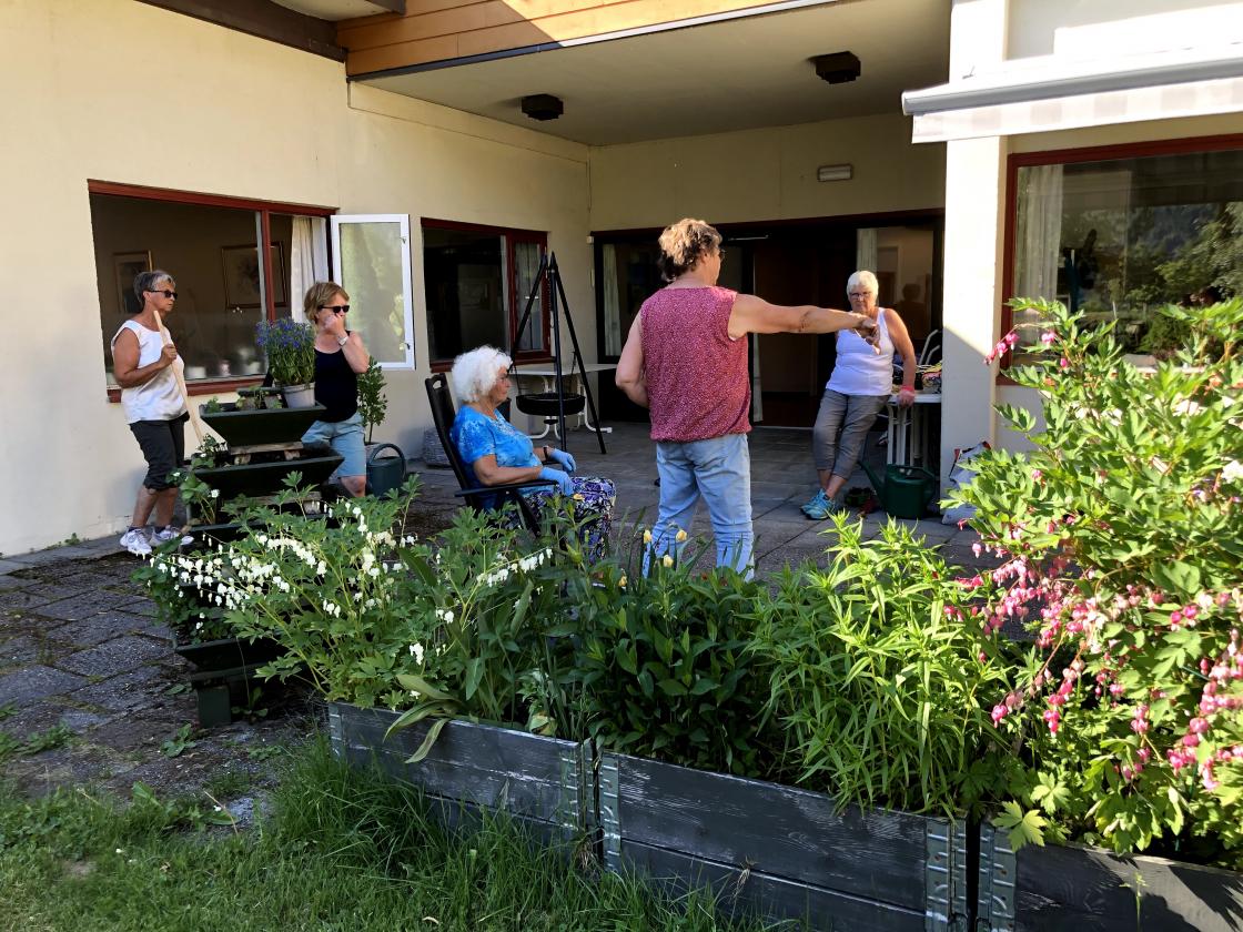 Judith går igjennom arbeidsplanen.