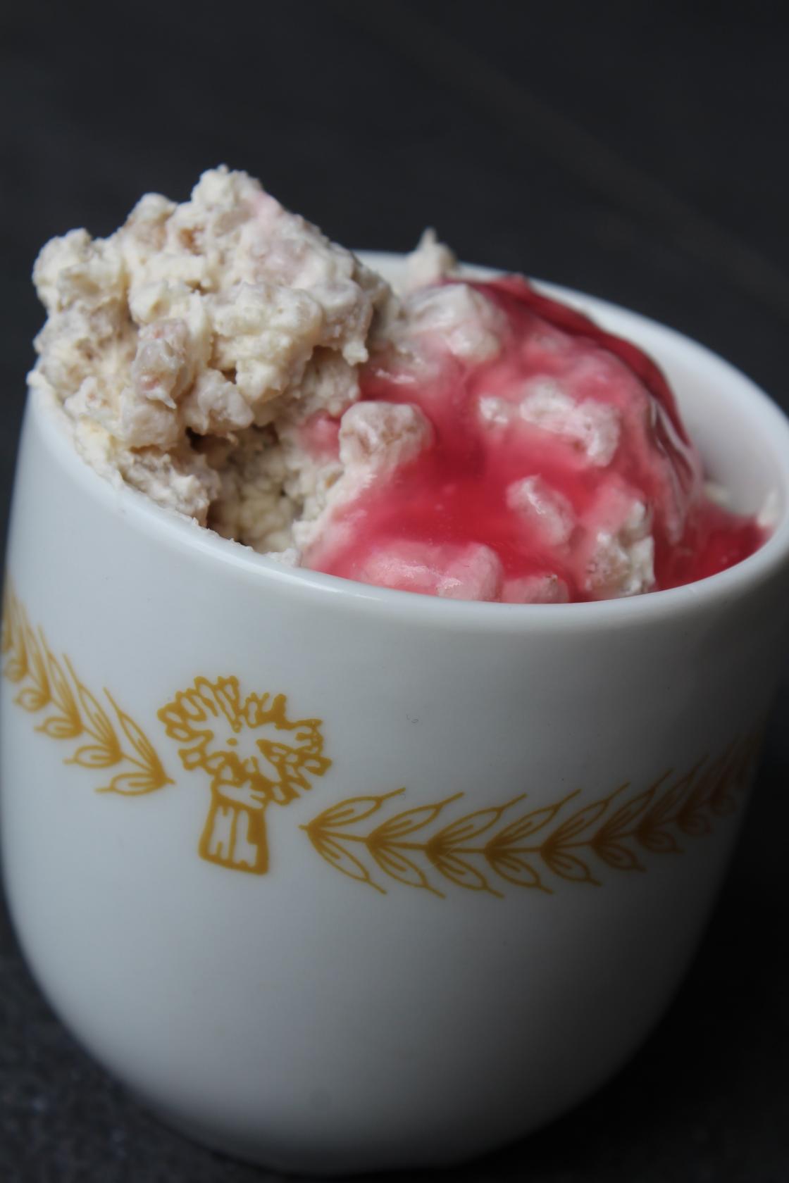 Byggkrem med raud saus