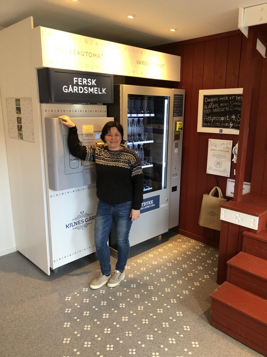 I slutten av mars 2018 åpnet Karoline Sunde Storflor Norges første gårdsutsalg med melkeautomat. Det har vist seg å bli en stor suksess.