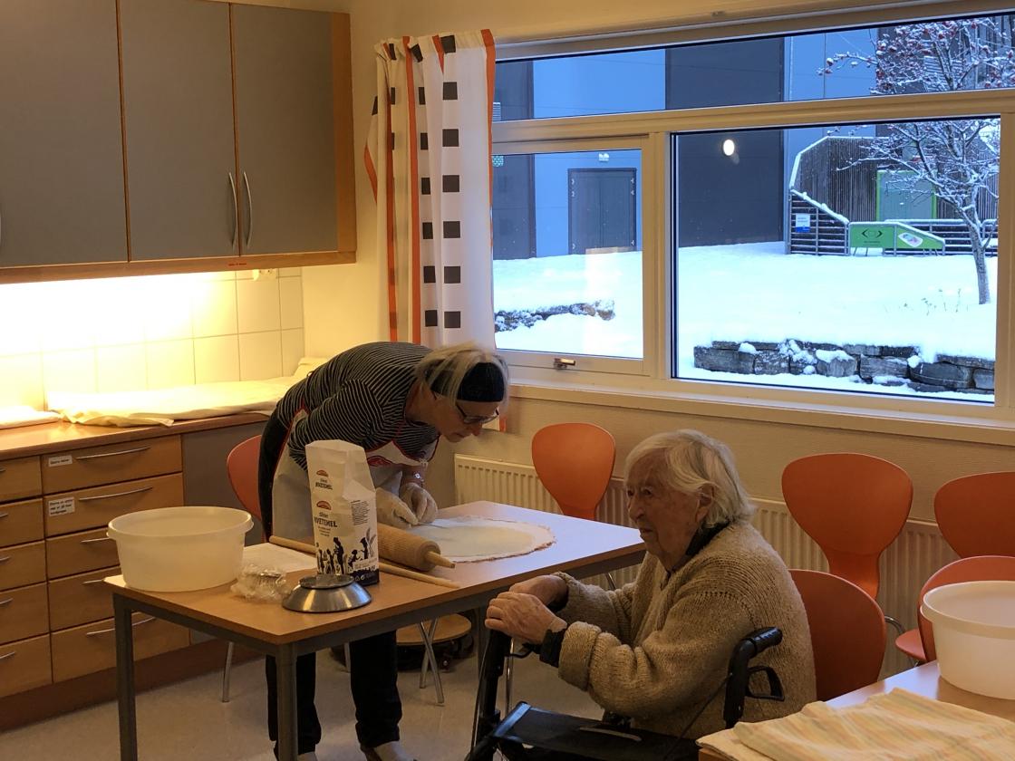 Nikka på besøk! - ho ser dårleg, men likte å vere med og kom med gode råd.