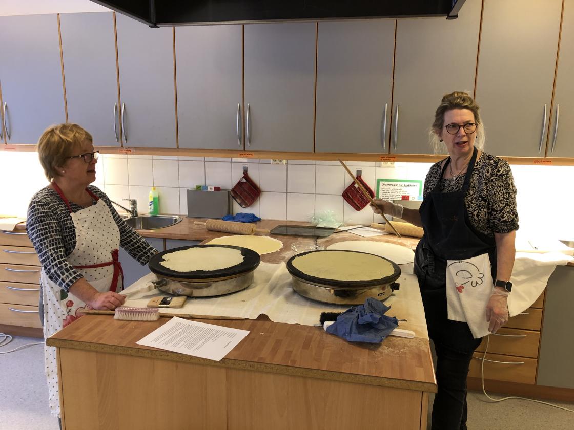 Flotte lefser, - Gerd og Eva Hilde i aksjon.