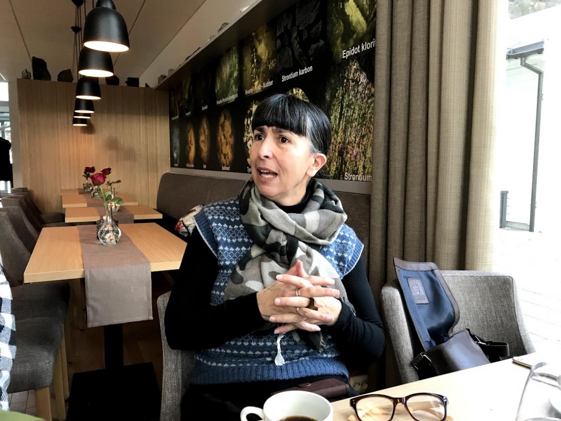 Sosan i god samtale på hotellet.