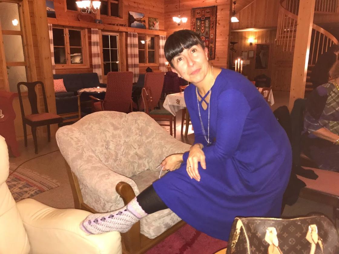 Sosan poserer i flotte strikkatøfler frå Eva Hansen.