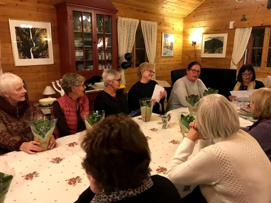 Kjekk prat rundt bordet.