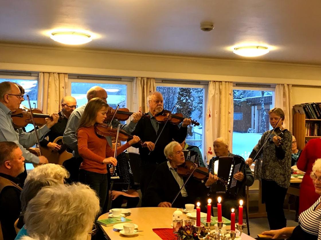 Valldal spelmannslag i aksjon.