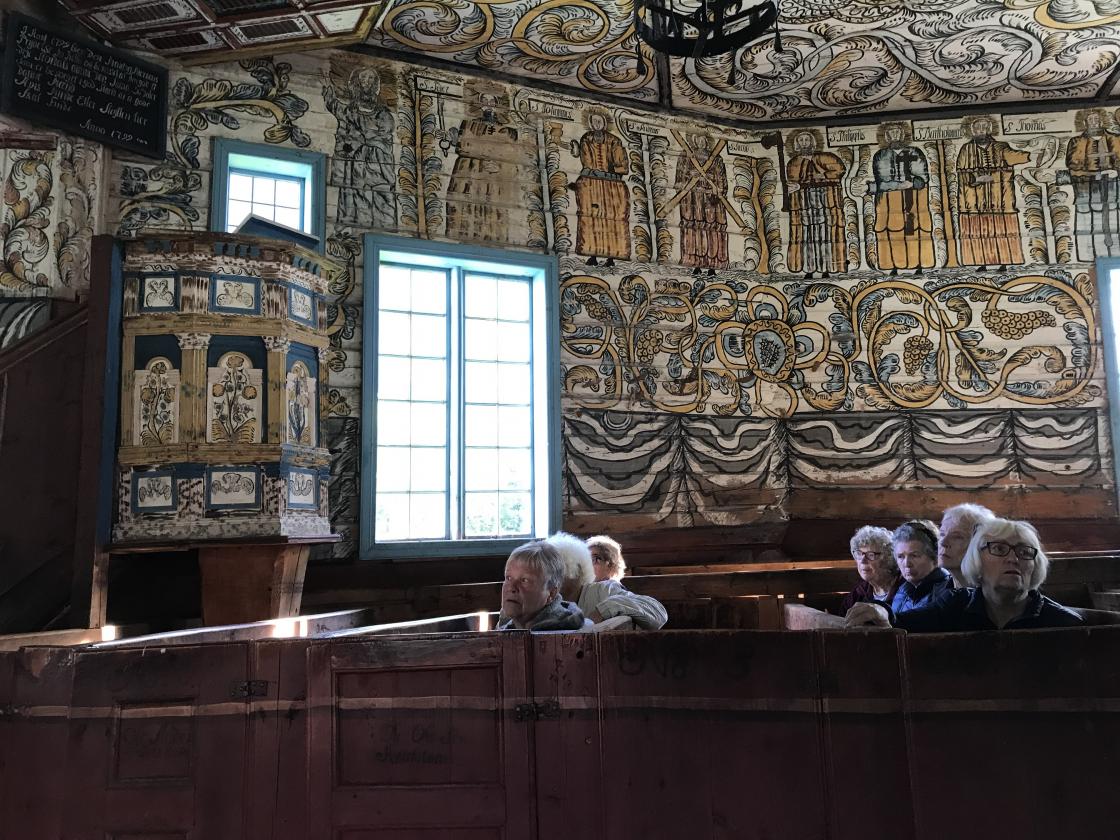 På denne sida var dei 12 apostlane avbilda. Flott preikestol!