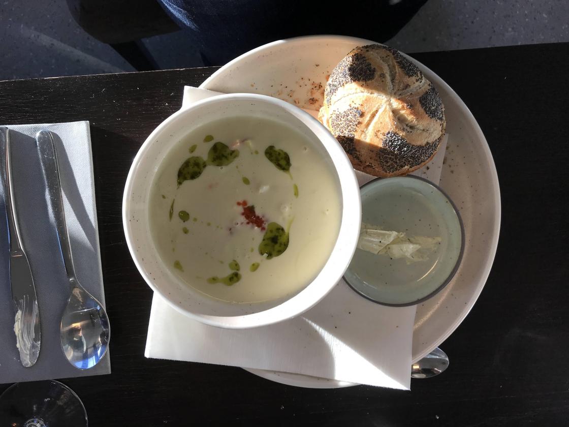 Nydeleg fiskesuppe med lokale ingrediensar.