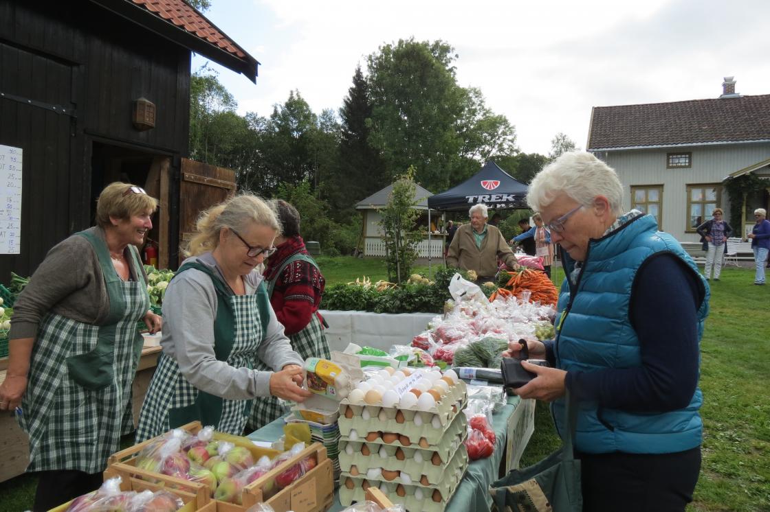 Anne Kristiansen og Gro Langseth som ekspederer Turid Næss