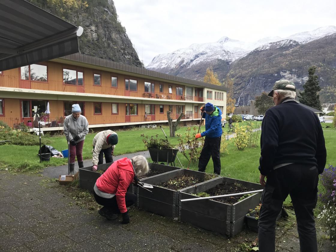 Vi var heldige,- opphaldsver og 12 ivrige dugnadsfolk!