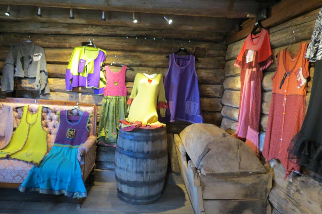 Og Hildurmix hadde fylt stallen med fargerike, selvsydde kjoler.