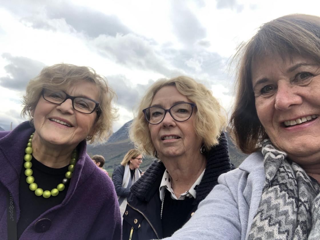 Selfie med Valldalsdamene Solveig, Nelly og Bjørg.