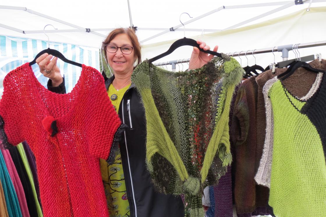 Inger Kolstad med strikkeplagg i alle farger og størrelser