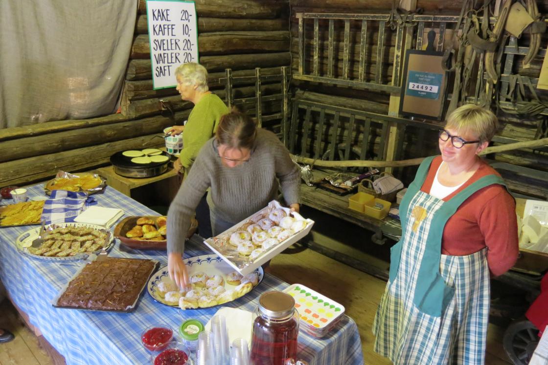Låvekafeen er aldri tom - her er damene bak disken Kjersti Gran Haga og Gunhild Sønslien. Mary Ann Aasen steker sveler