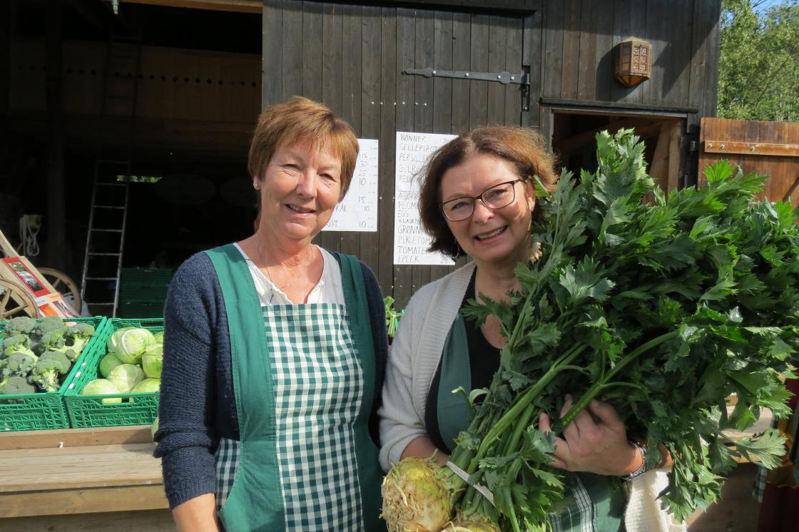 Sidsel Gran Haga og Marit Foss Hegle i det grønne