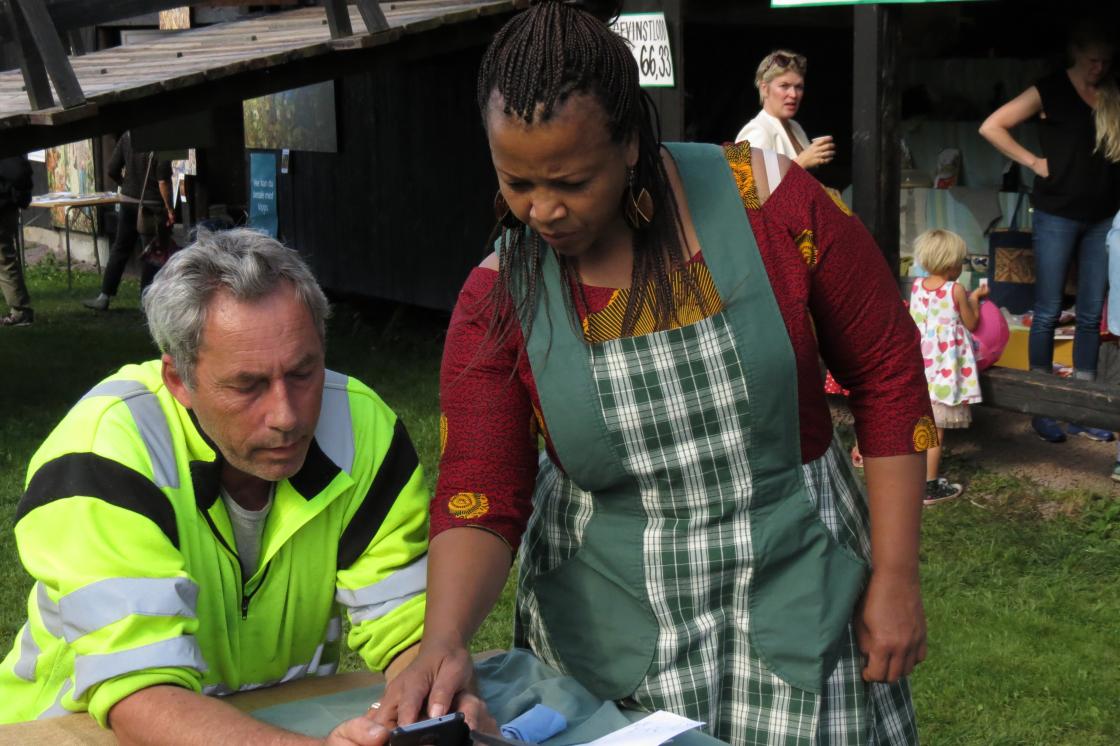 Arne Rustad og Aisha Gembe sjekker regnestykket