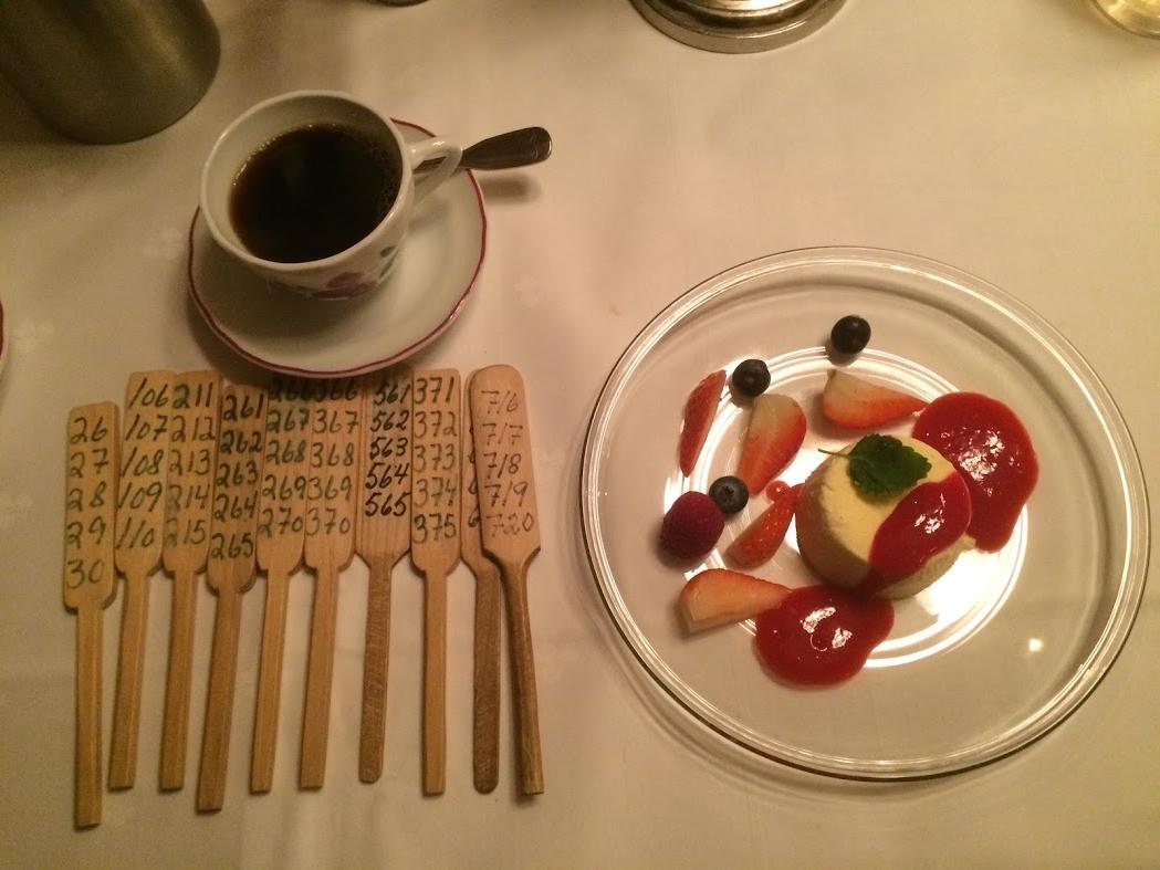 Åresal med kaffi og dessert.