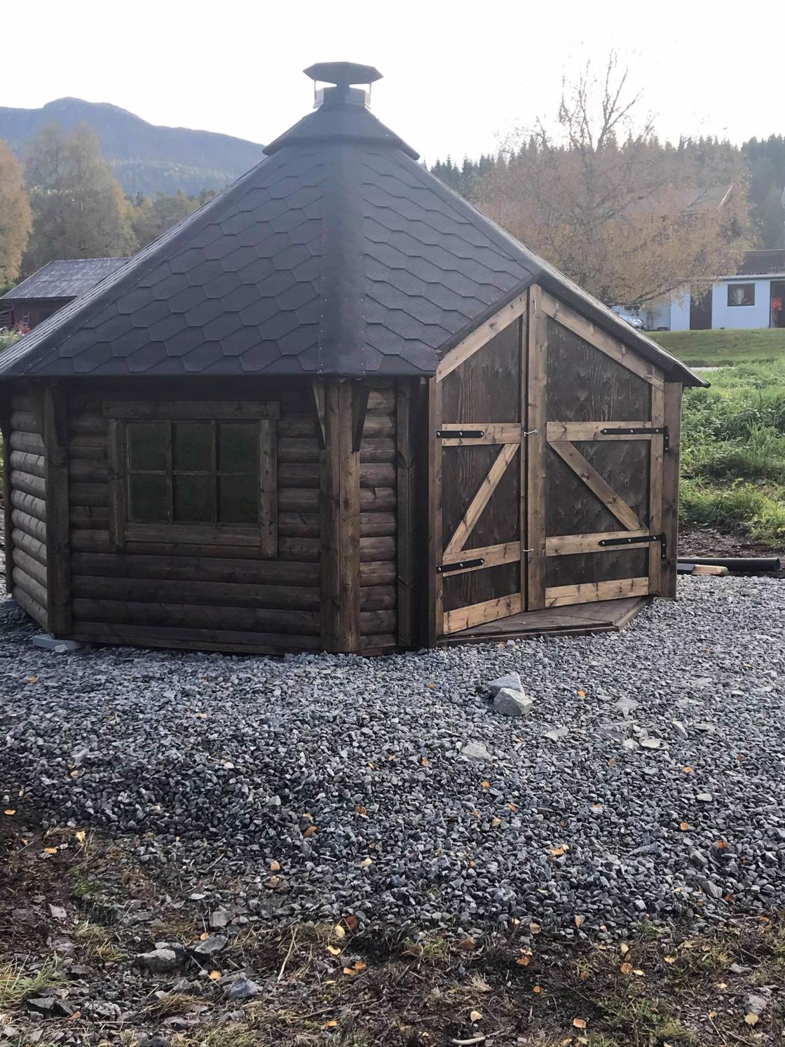 Ny grillhytte ved vatnet