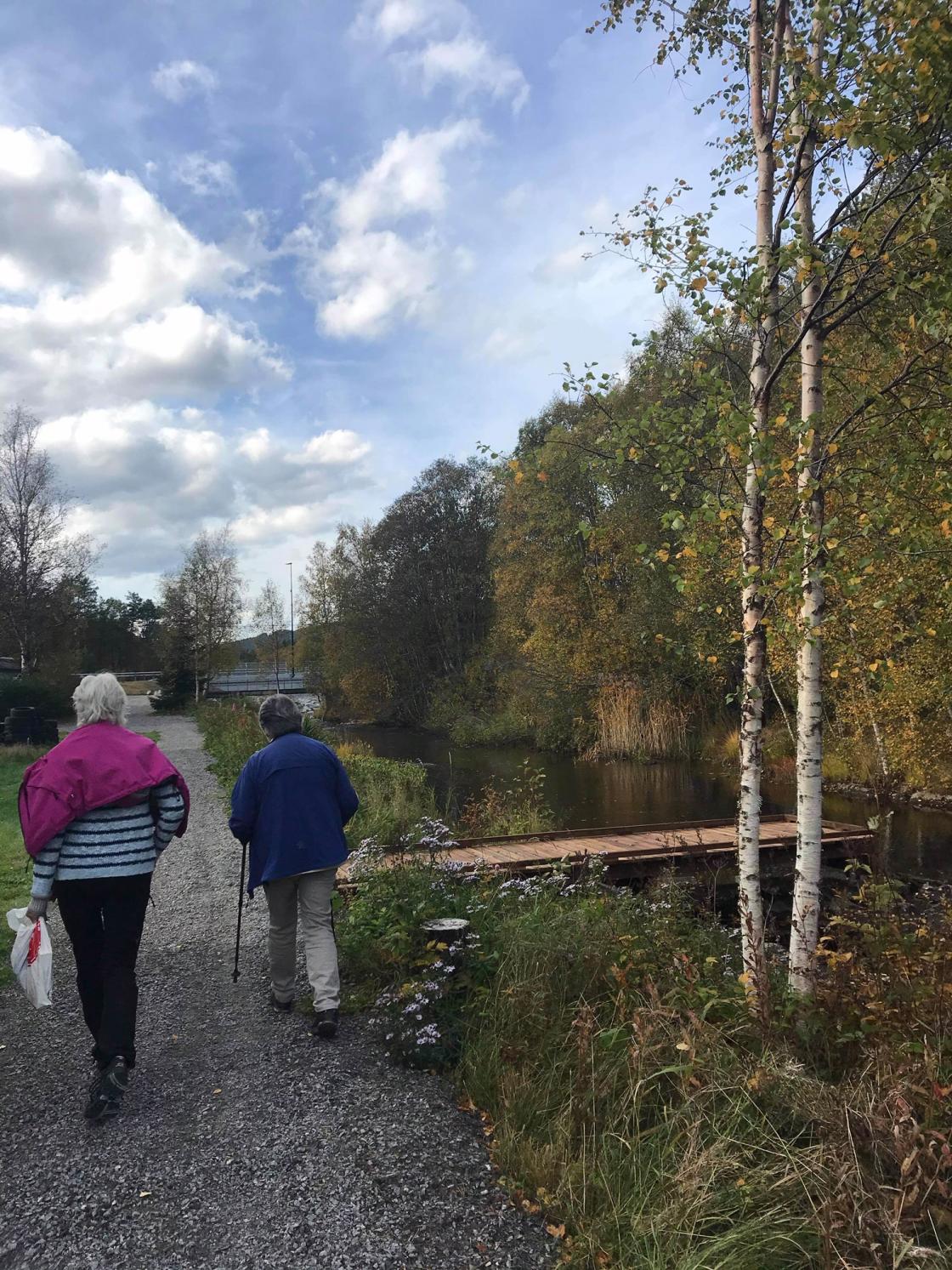 Langs elva mot Storebro