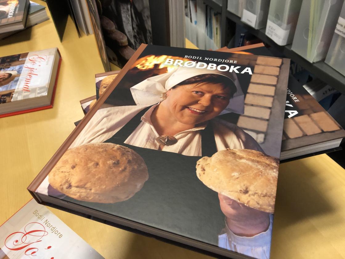 Ti bøker har hun skrevet.