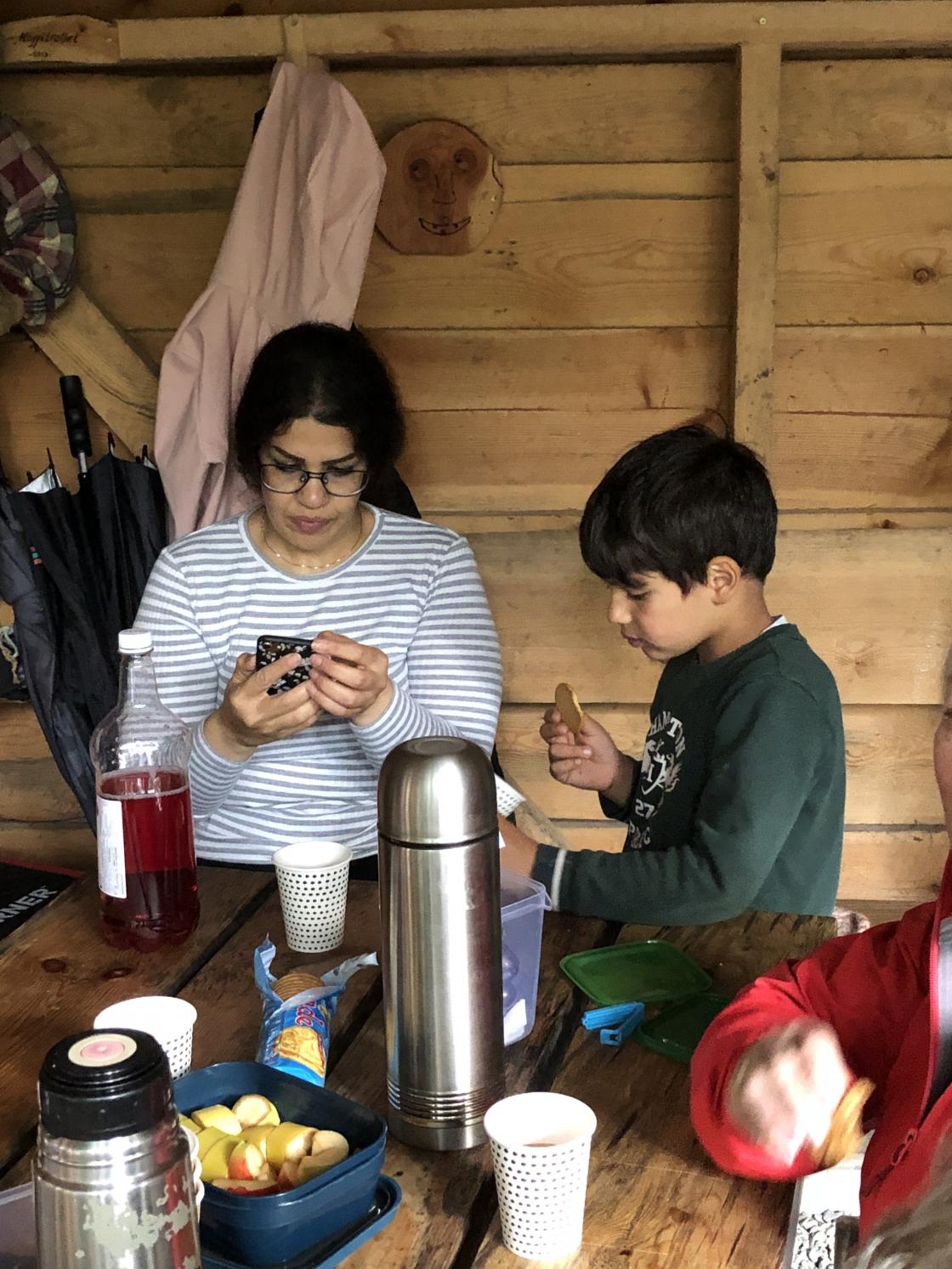 Koser seg med kjeks og saft