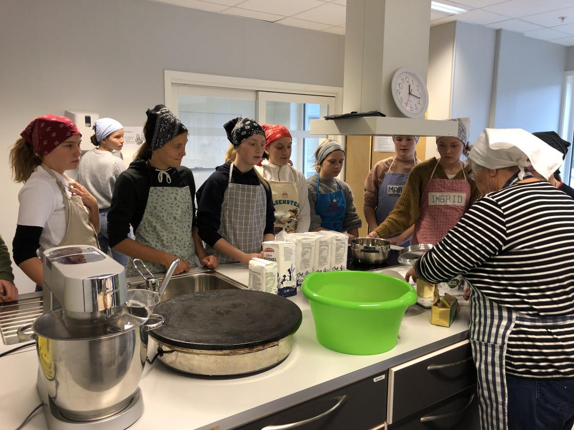 Rigmor viser og forklarer