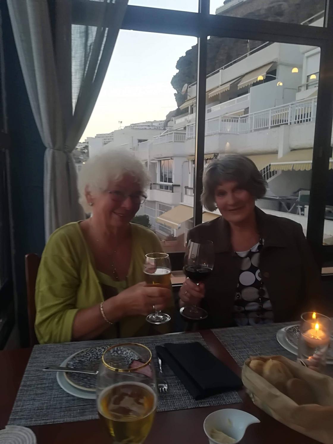 Astrid og Petra skåler for oss i varmare strøk!