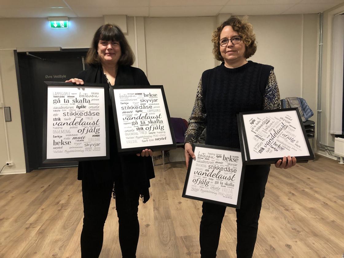 Kristi og Mette med dialektordbilda.