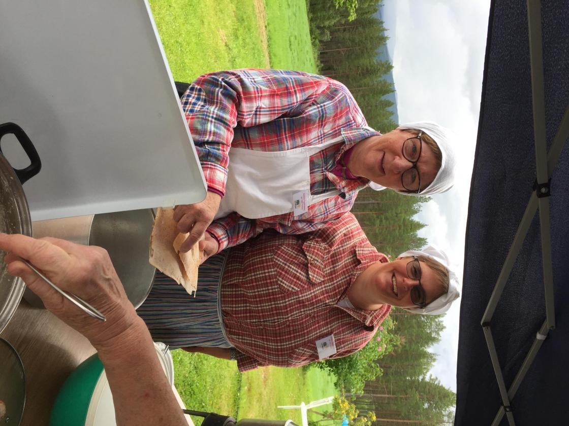 Flatbrødbryting ved Karin og Mona