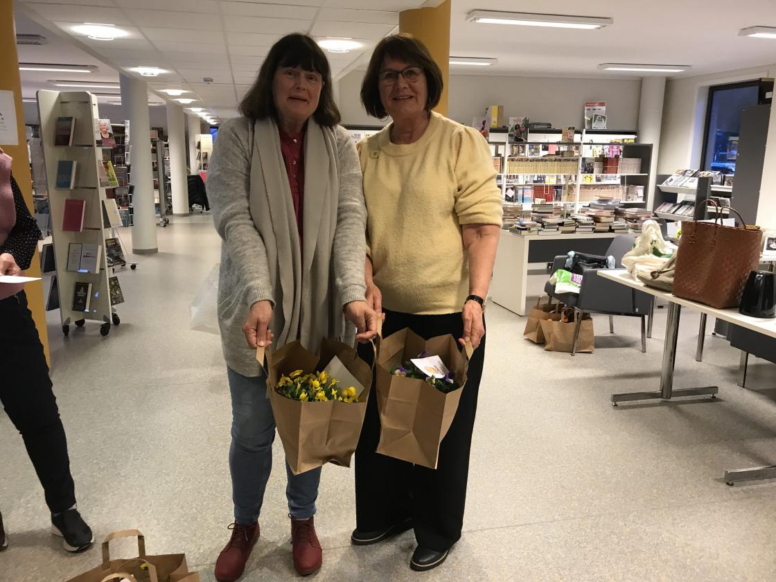 Bjørg og Mette med påskegåver, - flotte krukker med stemorsblomster.