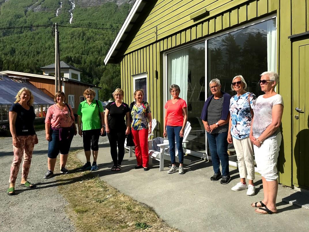 Har akkurat tatt imot  Helle Berger ,- nr 2 frå venstre, og dei andre damene!