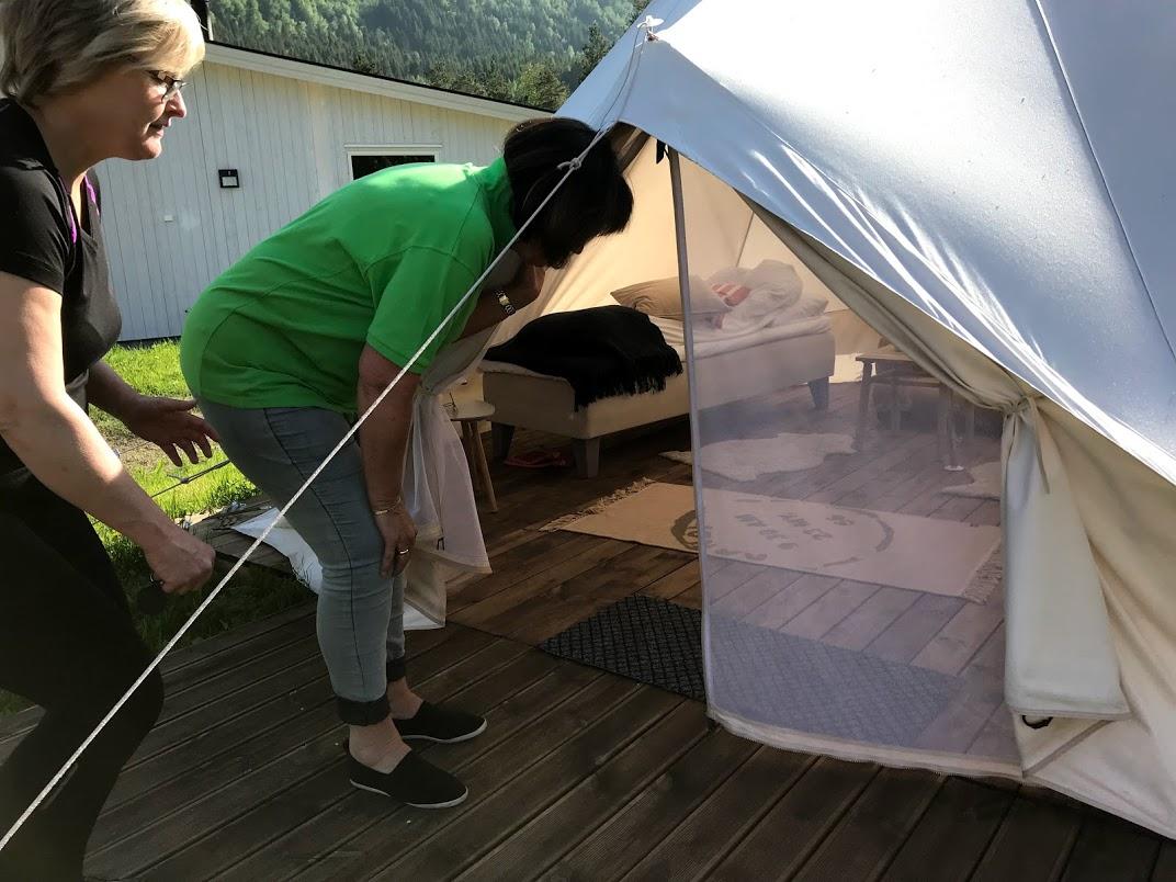 Delige senger og tepper inne i telta.