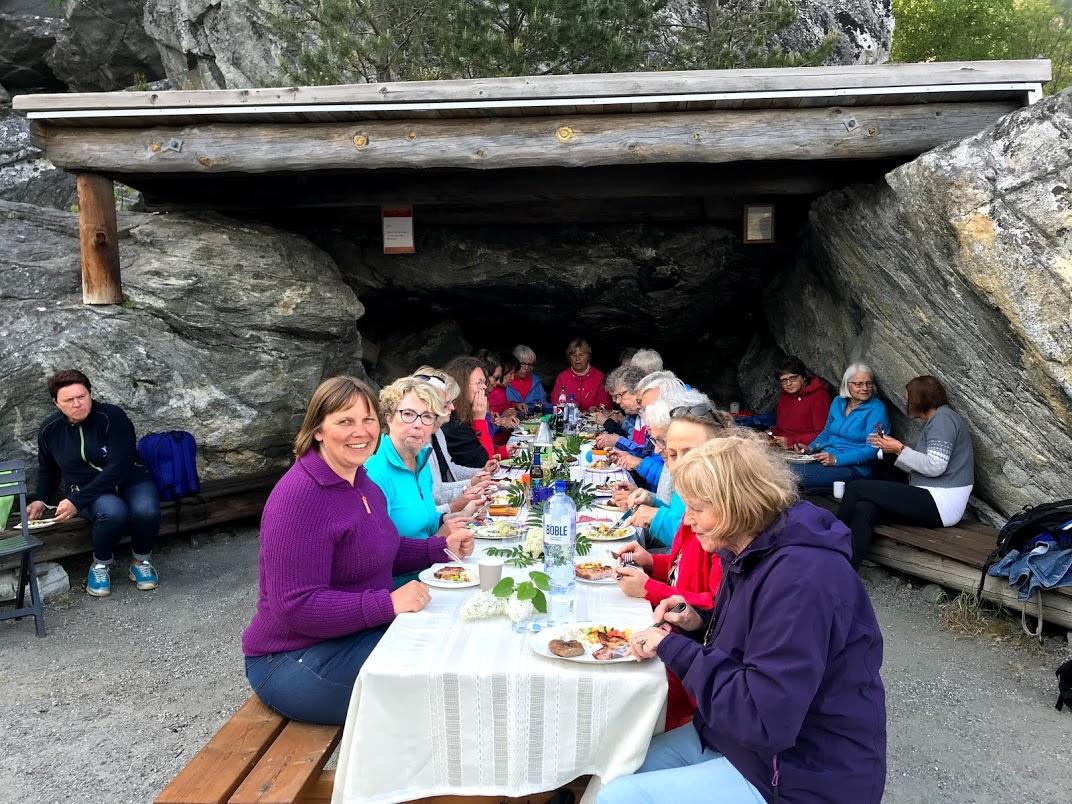 Her kosar vi oss med god mat og varme klede.