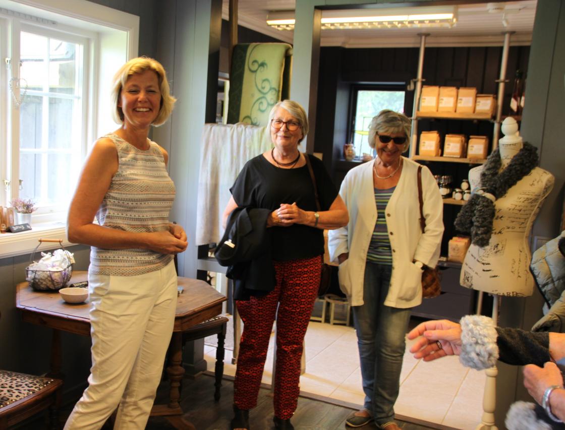 I gårdbutikken på Helgum gård; Elisabeth Gaarder, Bitten Nesbakken og Anne Marie Bjerke-Egge fra venstre.