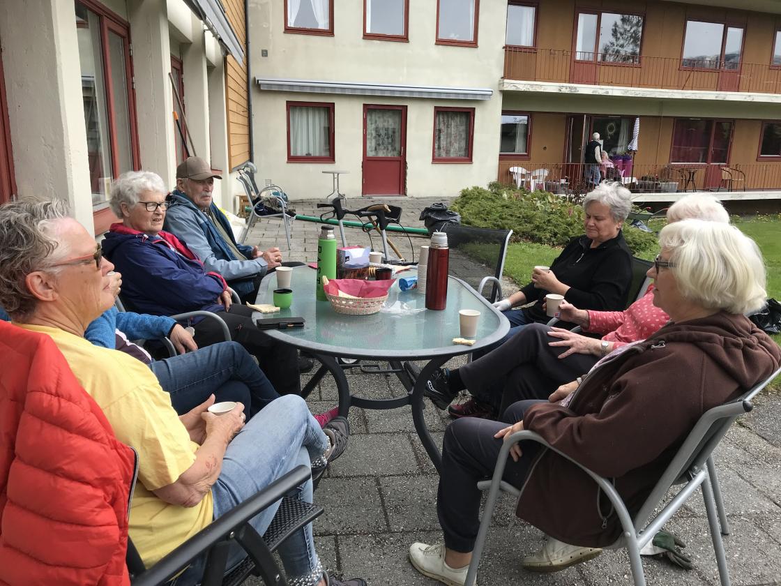 Veret var bra, så det vart koseleg kaffistund.