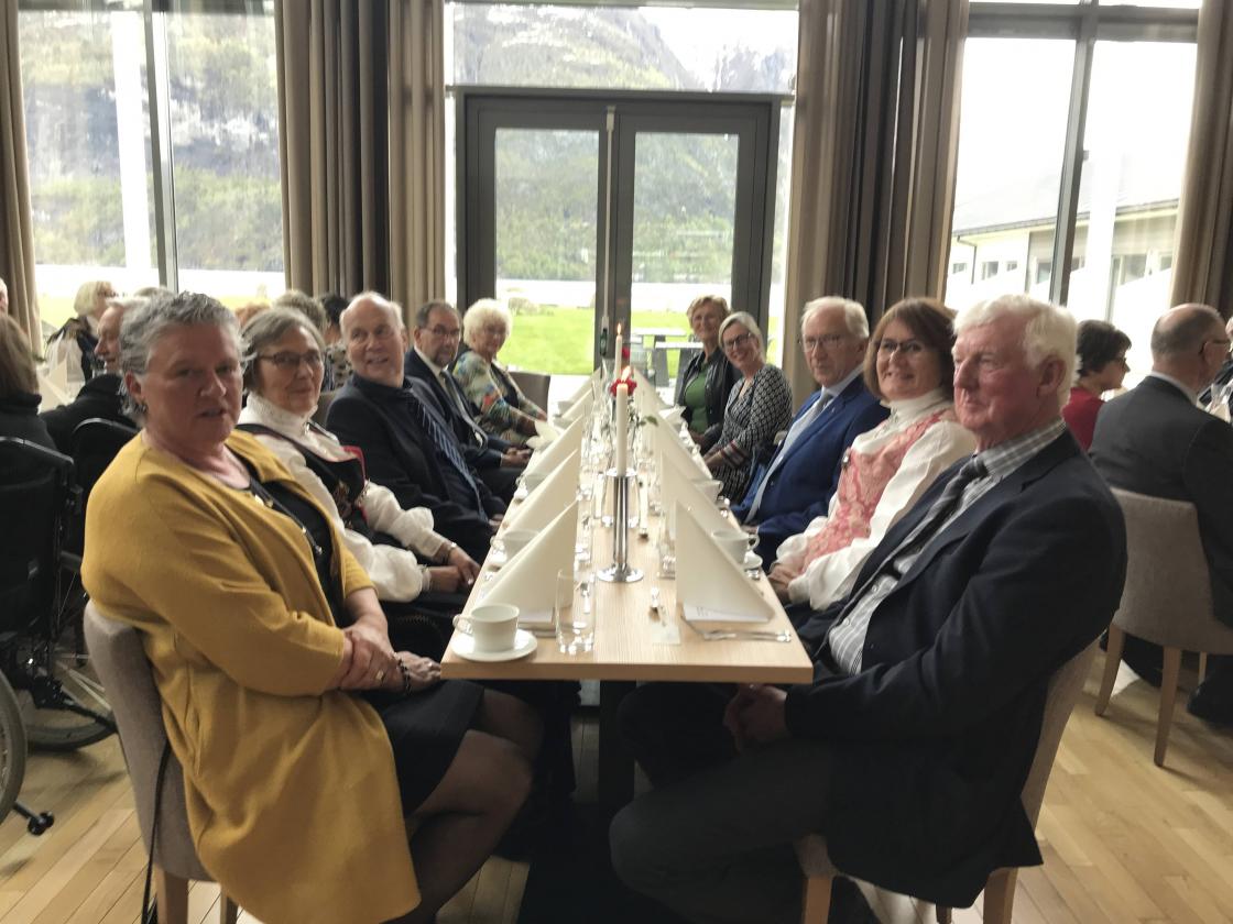 Klar for 3-retters middag på Valldal Fjordhotell.