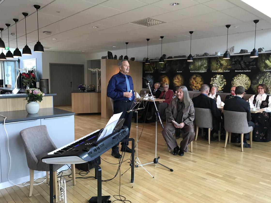 Svein Ove med mannfolka sitt syn på Bondekvinnelaget i 1932.