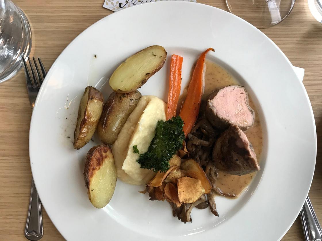 Langtidssteikt kalvesteik med mykje godt attåt.