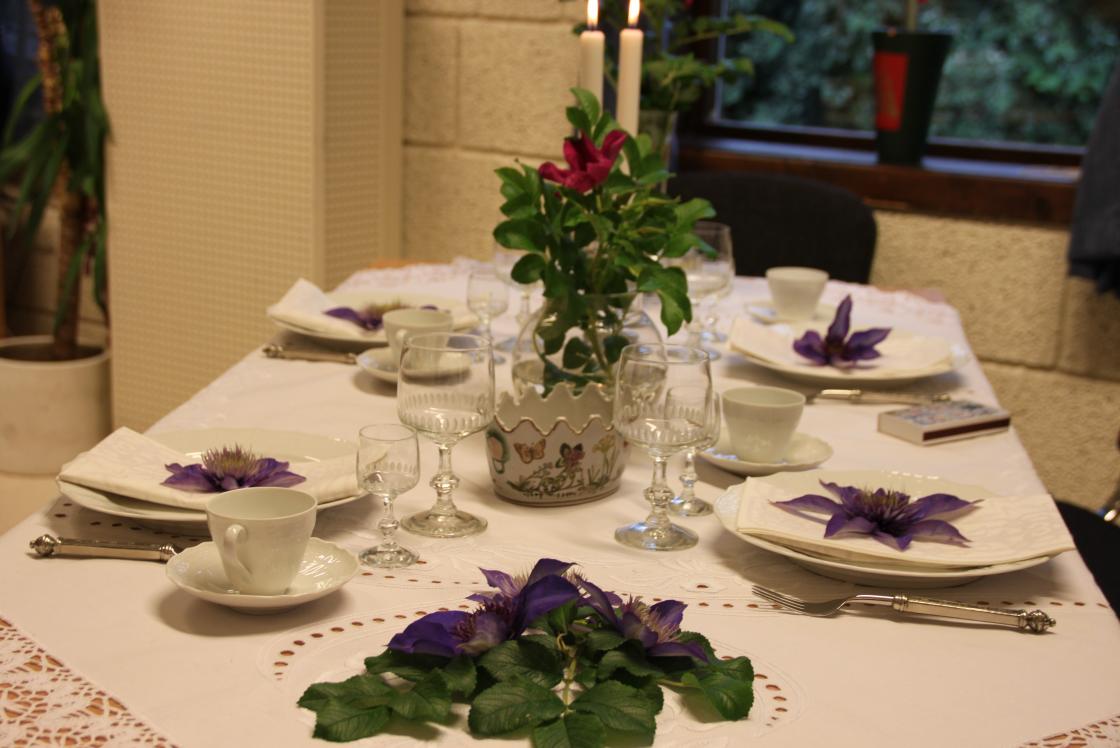 Bittens middagsfestbord med klematispynt