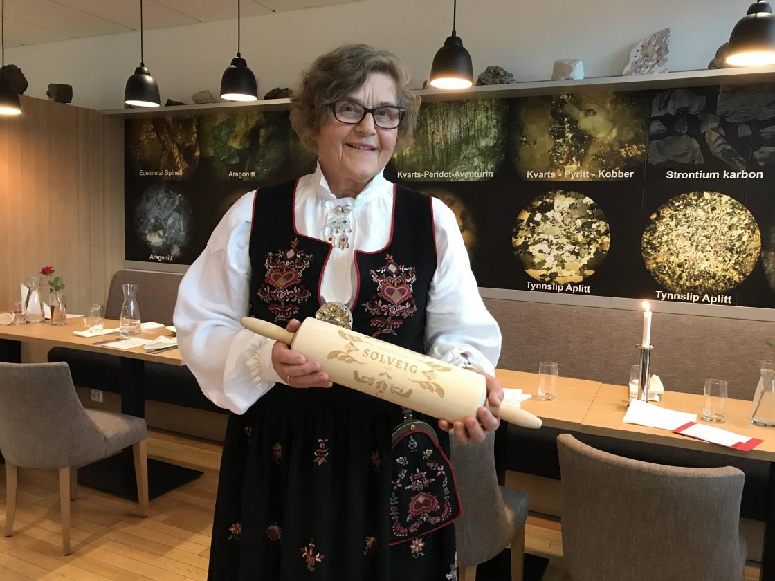 Kjevle til Solveig for 50 år i laget.