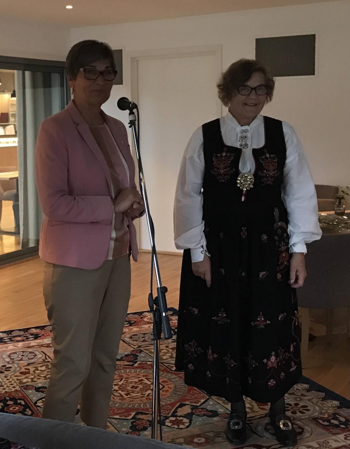 Ordførar Eva Hove kom med blomster og fine ord.