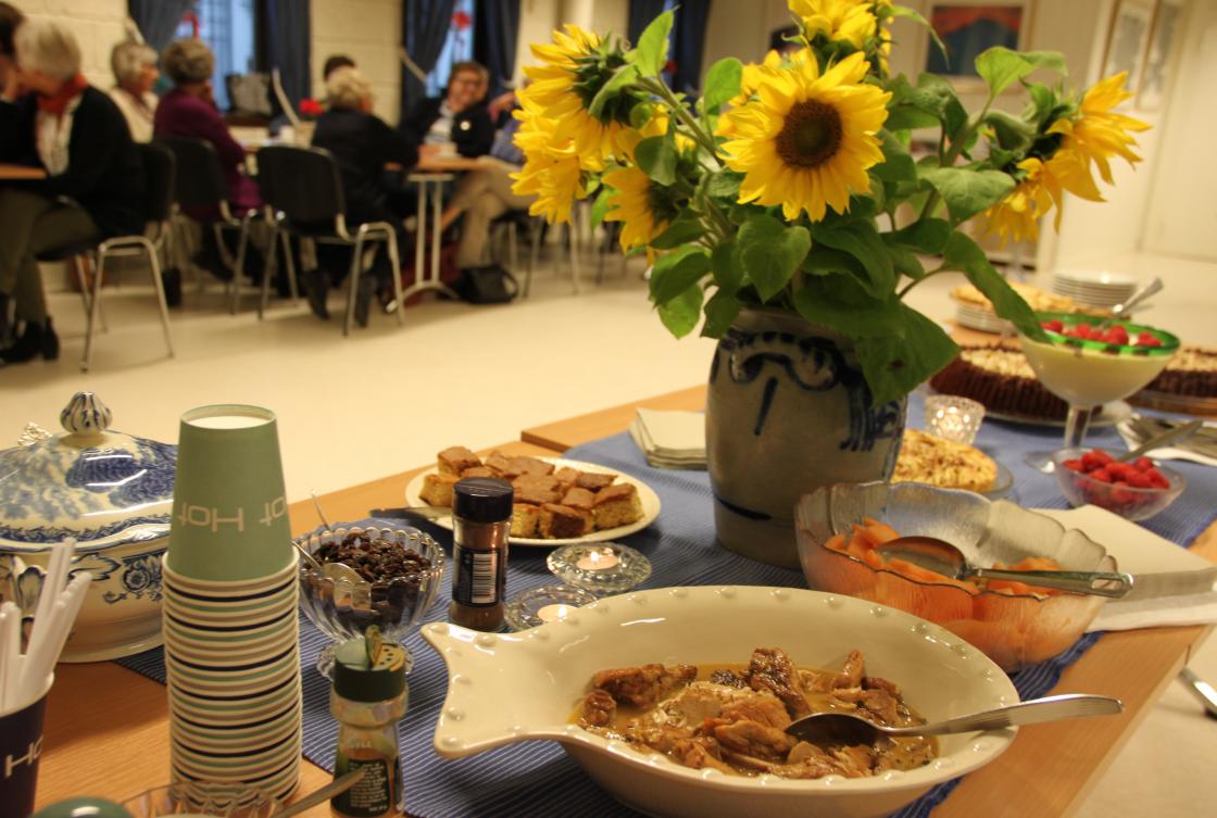 Et bord med mange tradisjonsmatretter