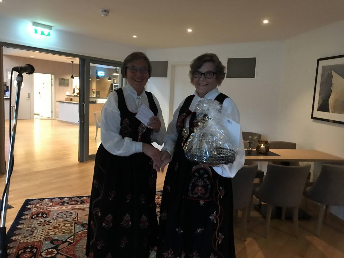Ragnhild Giskemo frå Ørskog Bygdekvinnelag gratulerte også.