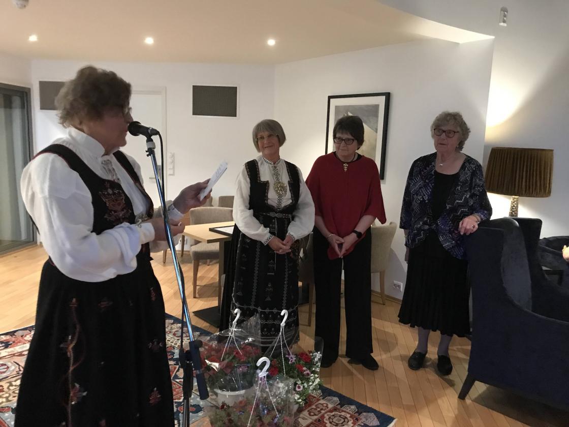 Blomster og fine ord til Petra, Sunneva og Jorunn.