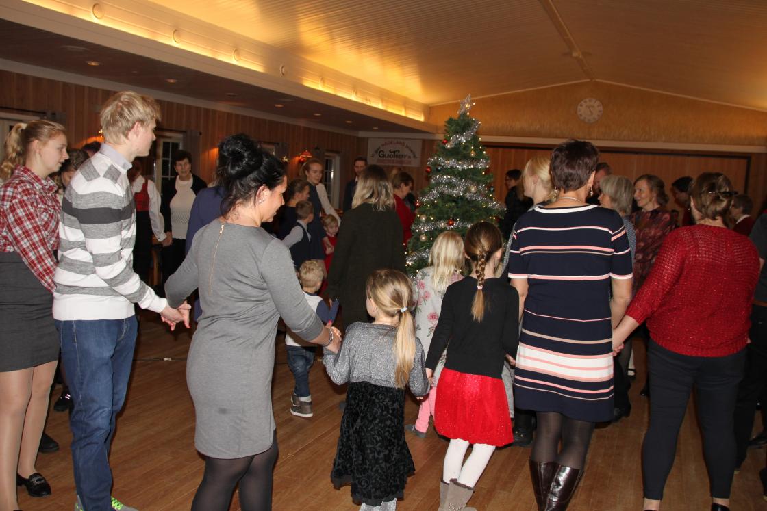 To store ringer ble det rundt juletreet