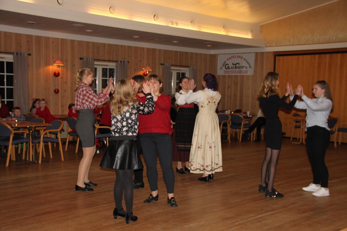 Barne- og ungdomsgruppa til Tingelstadringen danset for oss.