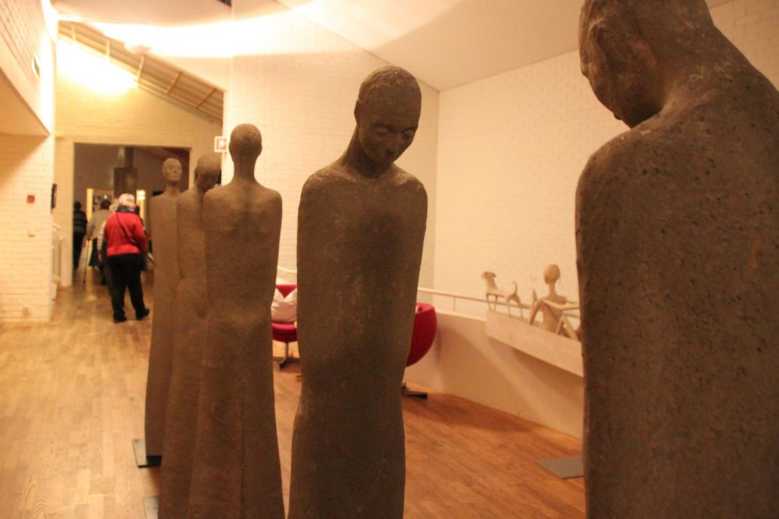 Skulpturer i hotellfløyen