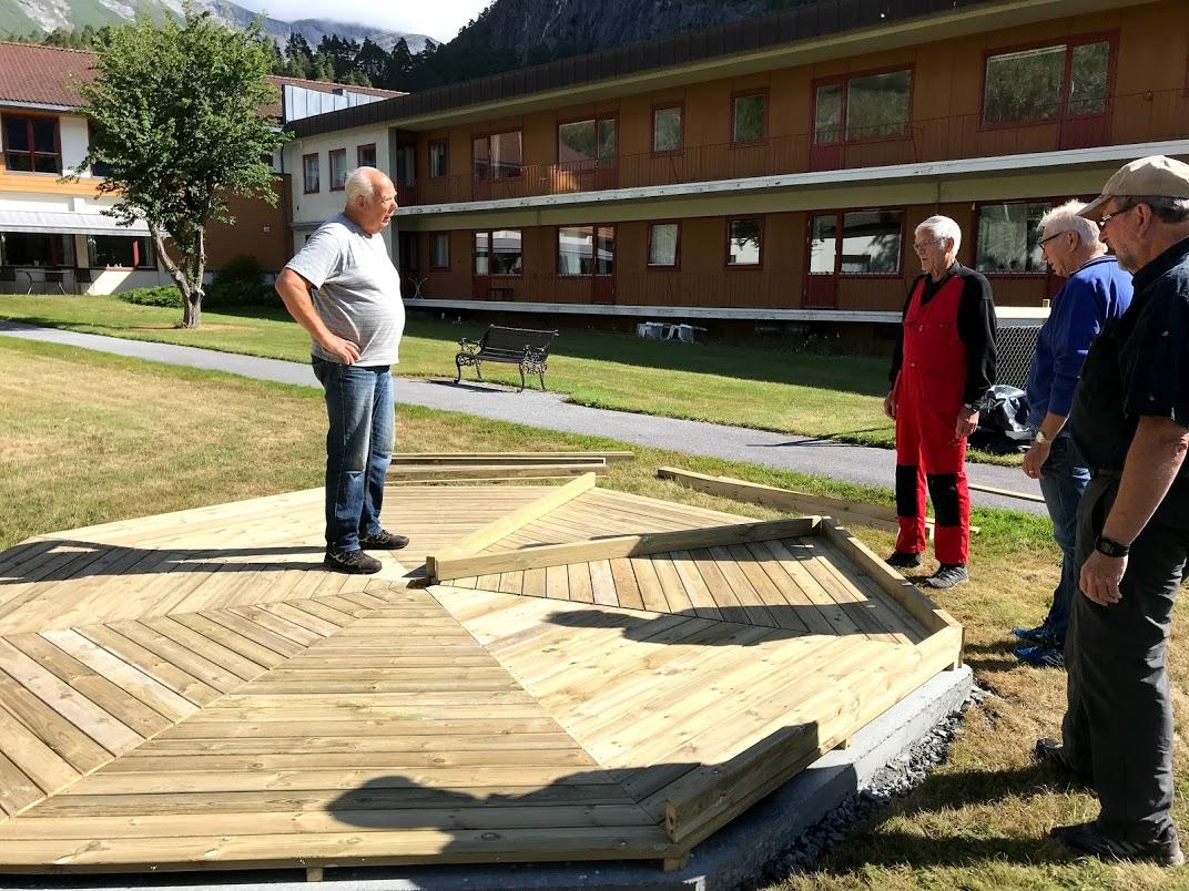 Kommunen støypte eit fundament, og her er golvet kome på plass.